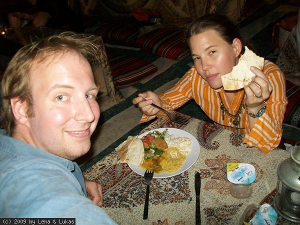 3295 Abendessen mitten in der Wüste